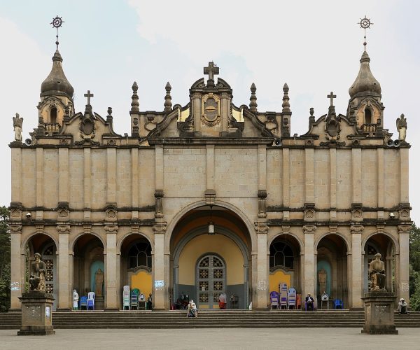 1200px-Addis_abeba,_chiesa_della_trinità,_esterno_02